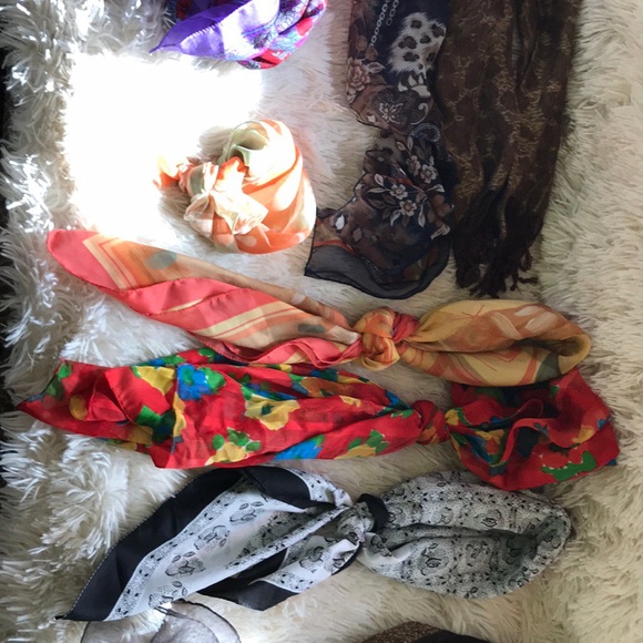 A bundle of 10 beautiful scarves! - Picture 8 of 8